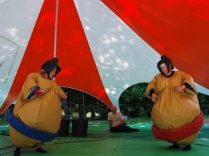 wtf et atypique pontault combault loisirs prod parc loisirs prod 77 trio sumos babyfoot humain duel elastique